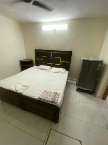 2 Bdrm Apartment With Kitchen And Ac Parking