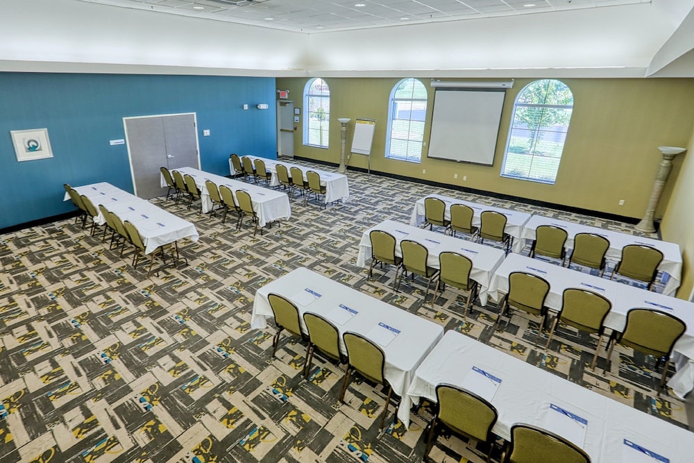 Holiday Inn Express Hotel & Suites Batavia Darien Lake by IHG - photo 42
