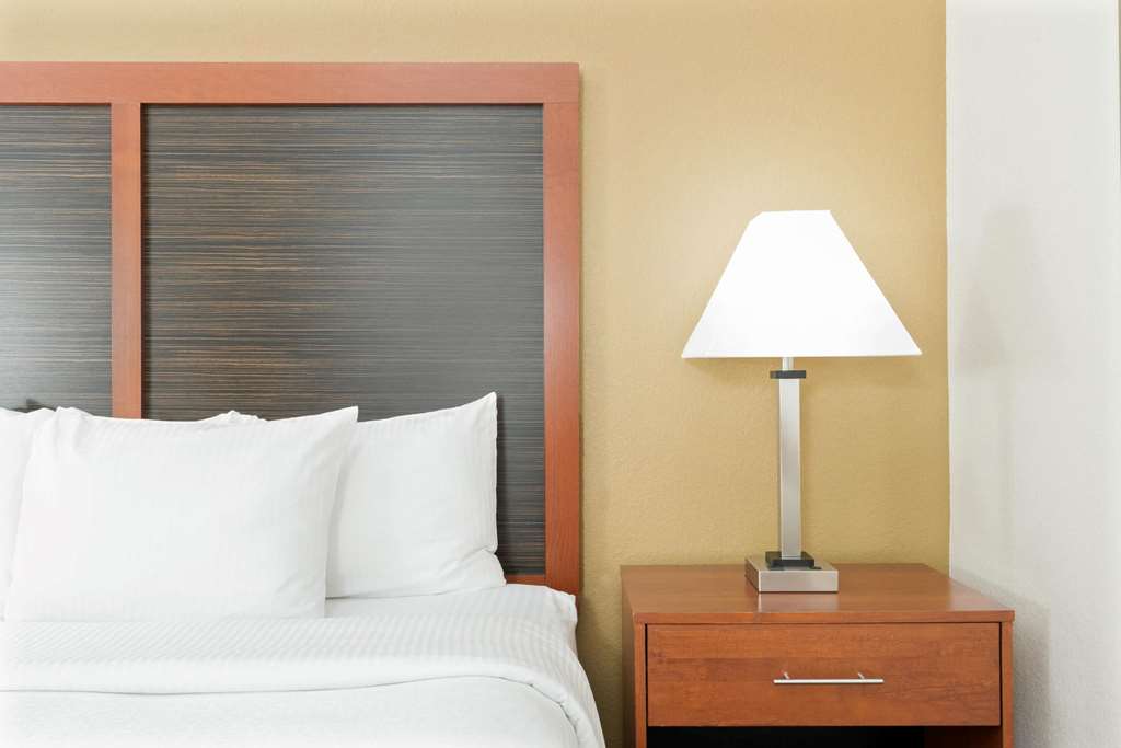 La Quinta Inn & Suites by Wyndham Midwest City Tinker AFB - photo 6