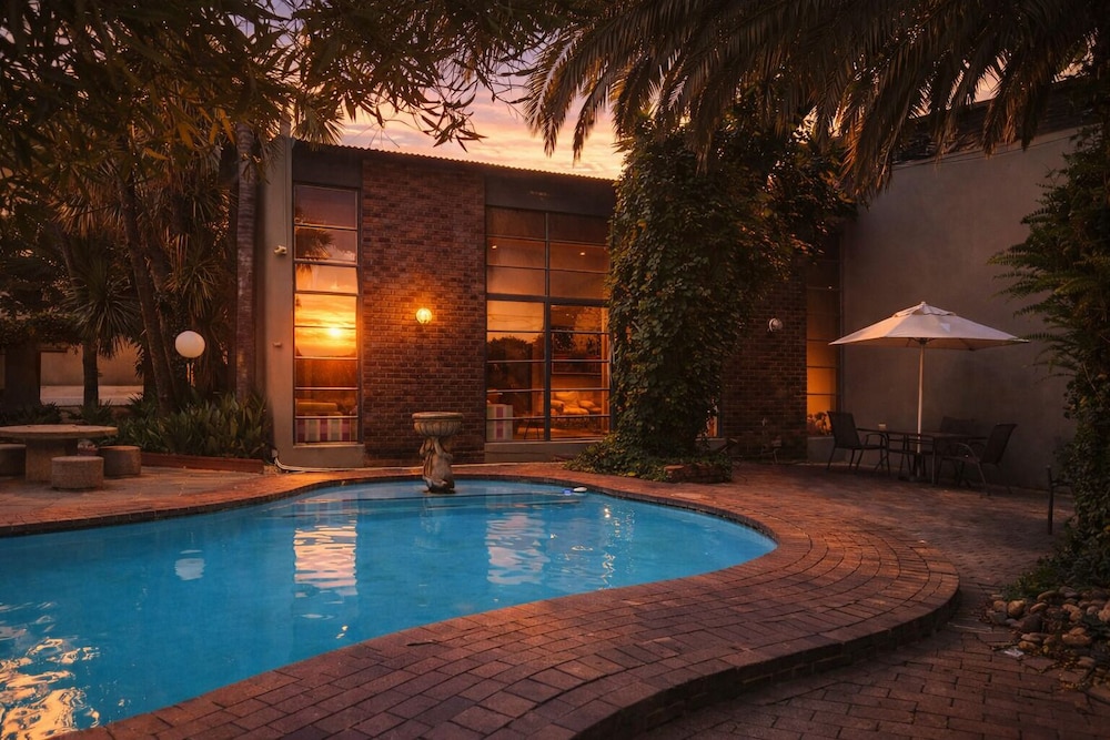 African Moon Corporate House Hotel — 4-Star Luxury Hotel in Johannesburg, South Africa