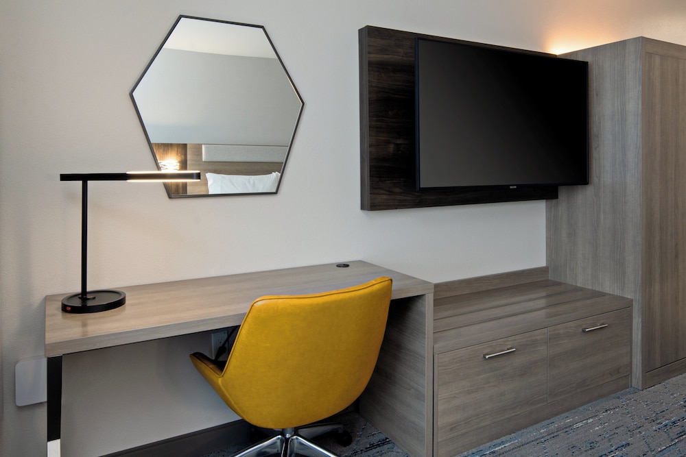 Holiday Inn Express & Suites Valencia Santa Clarita by IHG - photo 17