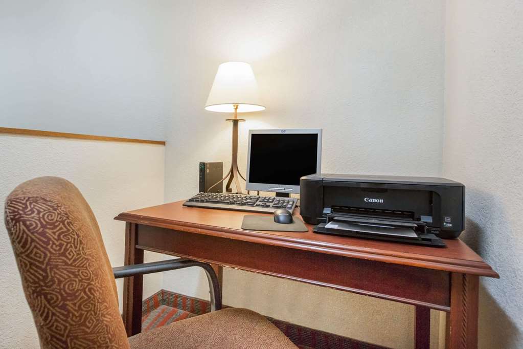 Super 8 by Wyndham Fairmont - photo 15
