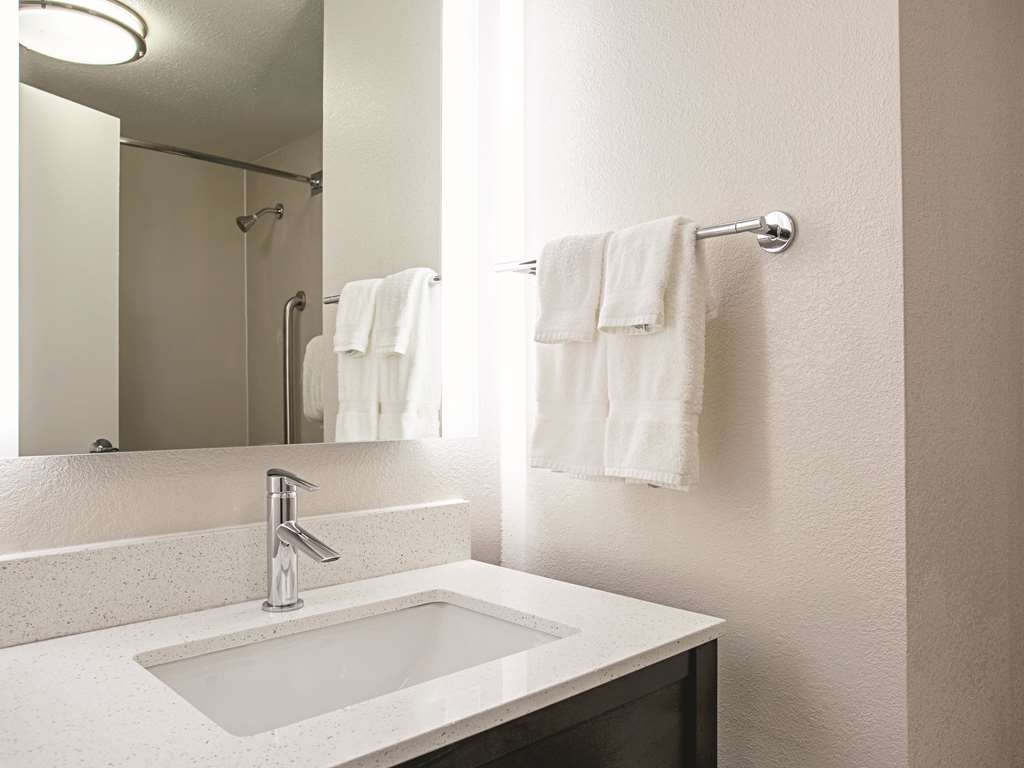 La Quinta Inn & Suites by Wyndham Baltimore N White Marsh - photo 28