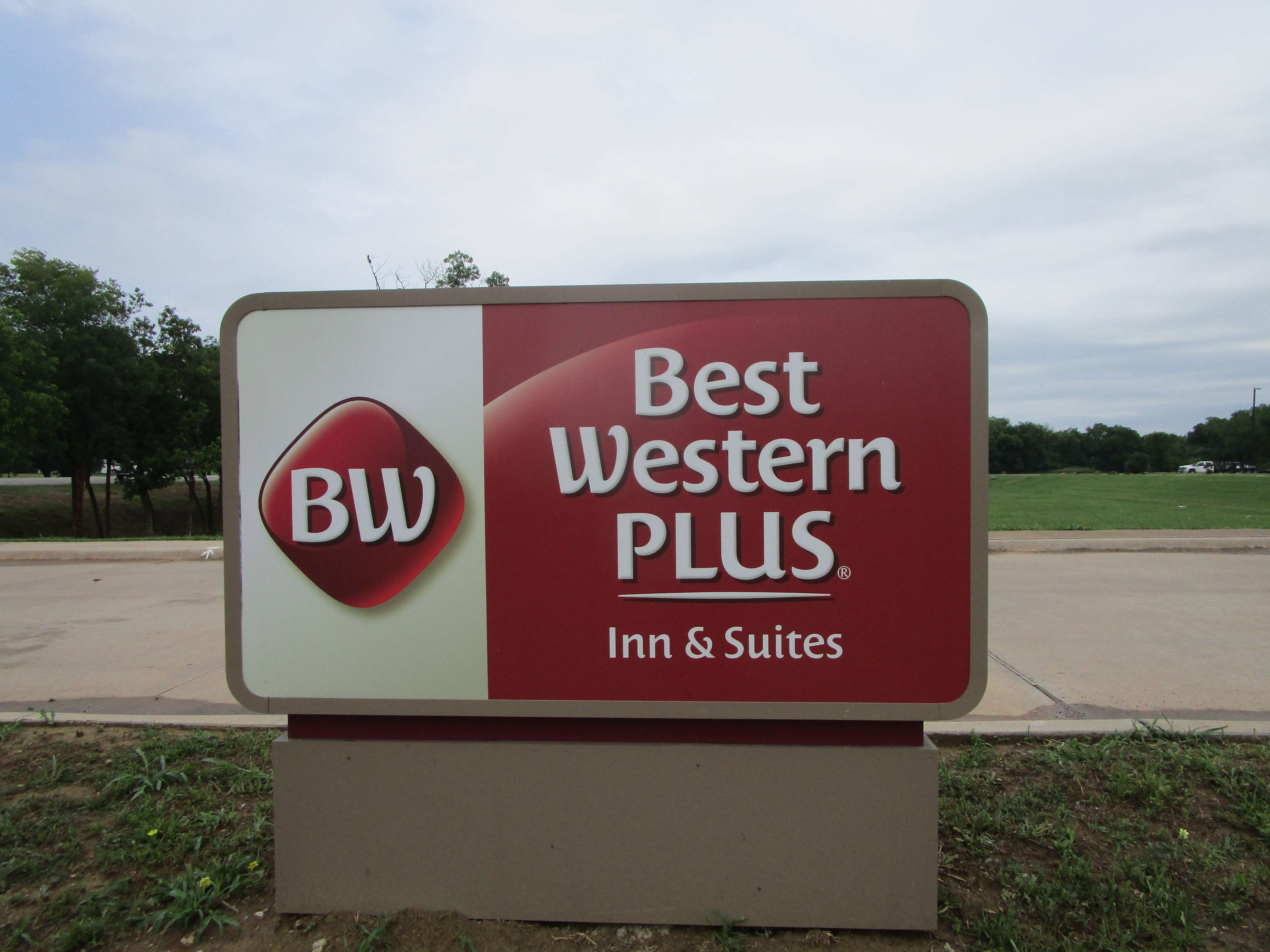 Best Western Plus Bonham - photo 4