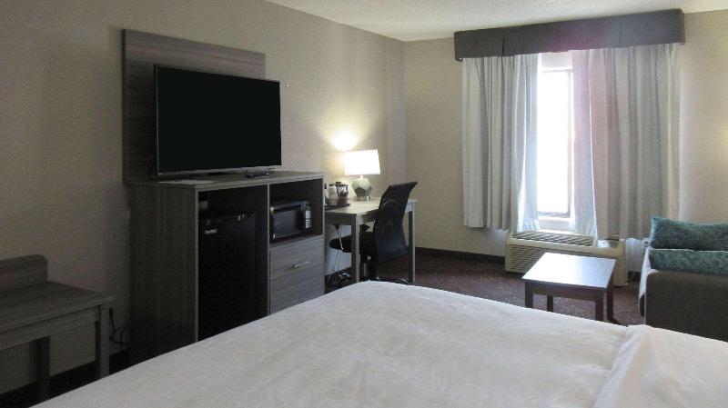 Clarion Pointe Evansville North - photo 52