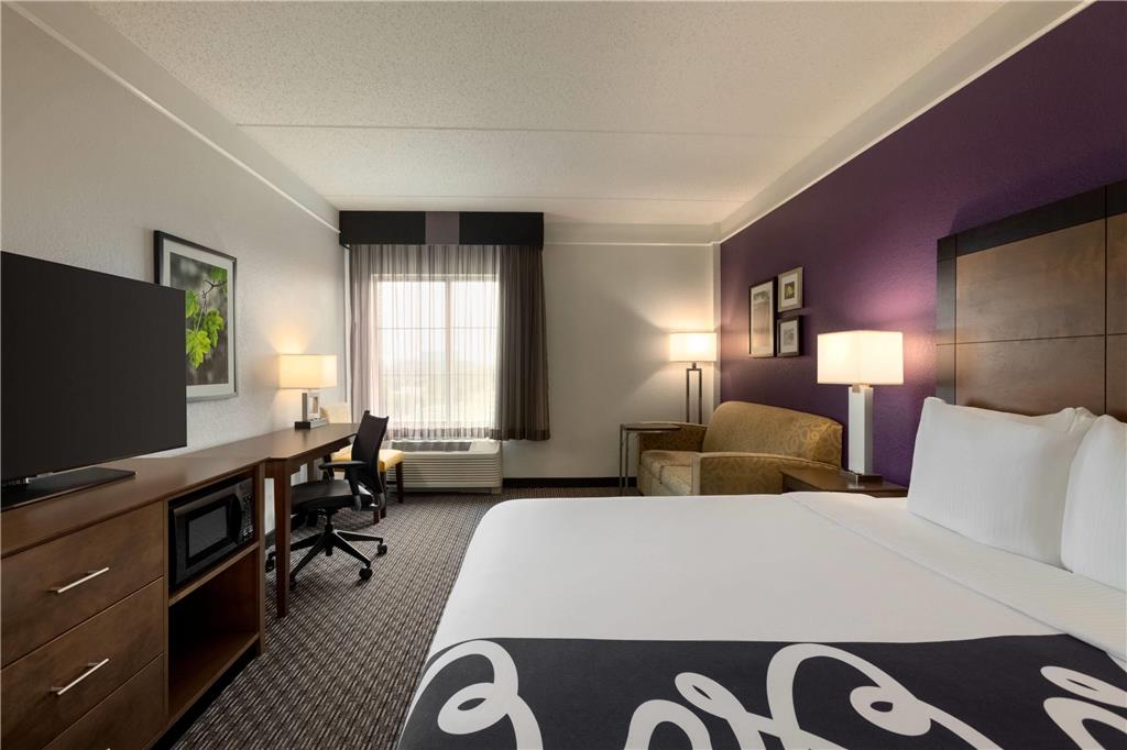 La Quinta Inn & Suites by Wyndham Arlington North 6 Flags Dr - photo 13