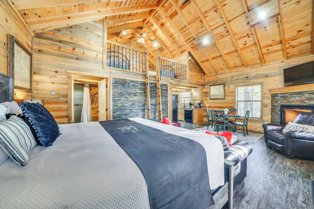 Cozy Luxe Cabin Hot Tub Firepit — 4-Star Luxury Hotel in Broken Bow, United States