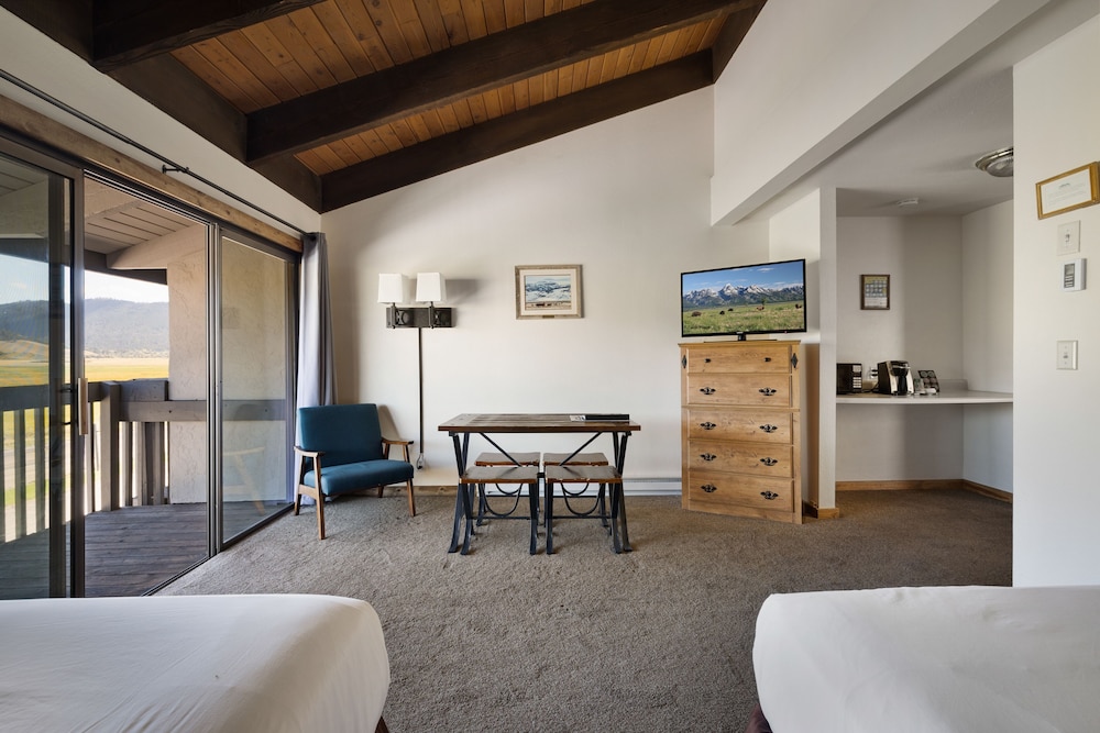 Elk Refuge Inn - photo 31