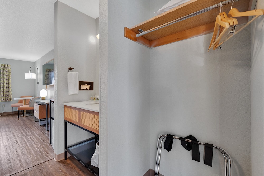 Garibaldi Inn at the Bay - photo 11