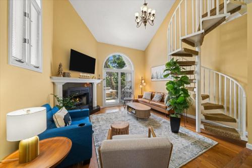 Forge Chalet Cozy Stay with Bunks Views and Hot Tub — 4-Star Luxury Hotel in Pigeon Forge, United States