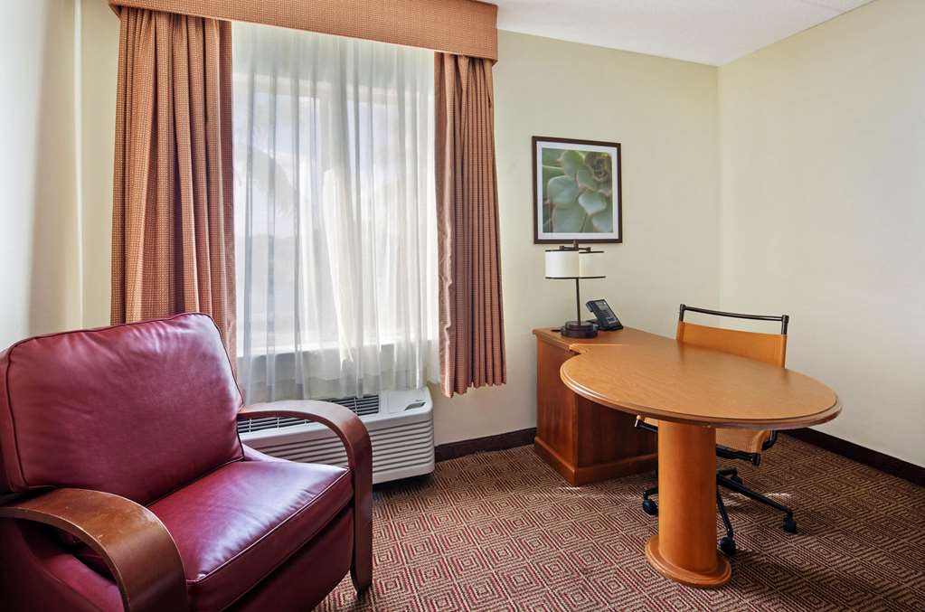 La Quinta Inn & Suites by Wyndham Sawgrass - photo 20