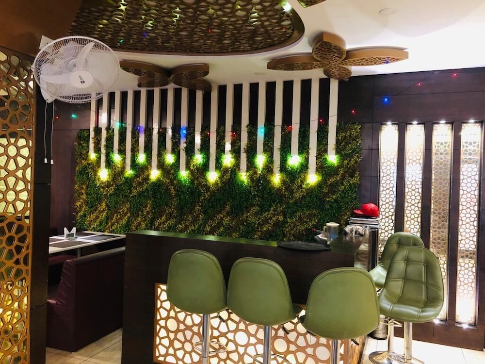 Royal Palace Hapur - carbon neutral hotel in Hapur