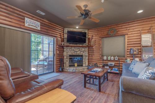 2BR Village At Indian Point 2102 near SDC Free Tickets Daily up to 500 in Branson, United States