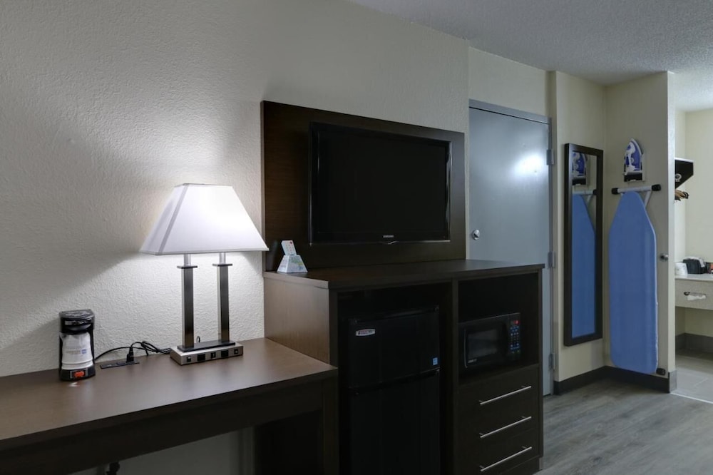 Baymont by Wyndham Ridgeland I 95 - photo 13