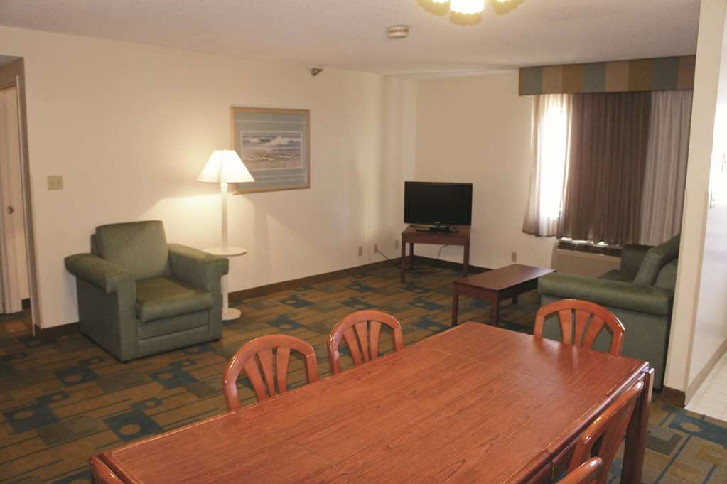 La Quinta Inn & Suites by Wyndham Des Moines West Clive - photo 71