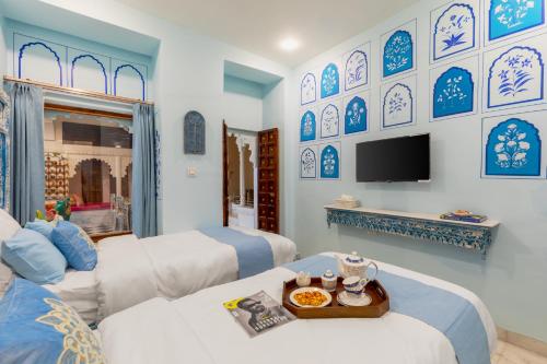 Saffronstays Rang Havelii 2 Deluxe Rooms In Heritage Haveli With Rooftop Pool Chhatri Views Hand Painted Rajasthani Decor — Udaipur