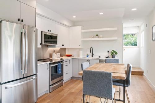 Modern two story townhouse near light rail — 4-Star Luxury Hotel in Seattle, United States