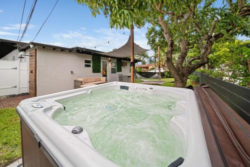 Mango Lovers Zen Beach Retreat w Hot Tub in Fort Lauderdale, United States