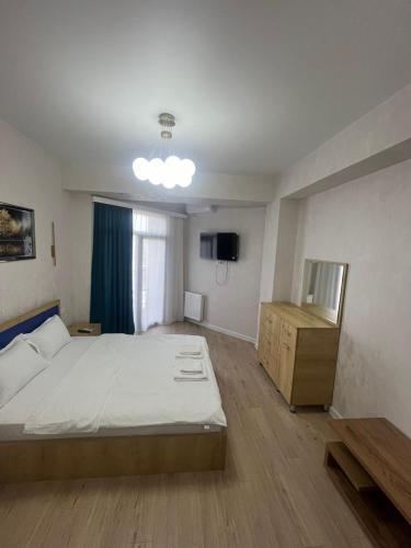 Deluxe Rooms and Apartments Near Metro