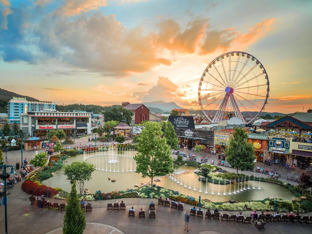 Mountain Cinema Lodge by Jackson Mountain Rentals — 4-Star Luxury Hotel in Sevierville, United States
