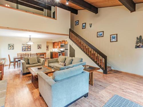 168 Forest Pines walk to Lakeshore Blvd community pool and hot tub