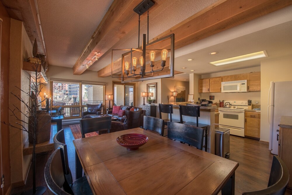 11 Snowmass Road #332 2 Br Condo — 4-Star Luxury Hotel in Crested Butte, United States