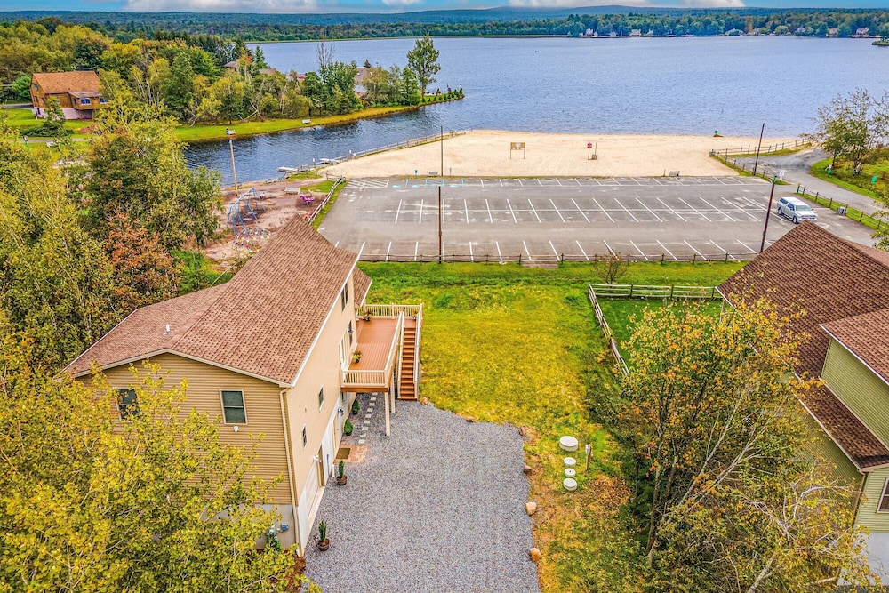 Pocono Paradise by Avantstay Lakeside Retreat Hot Tub Game Room Near Beach — hotel in Towamensing Trails