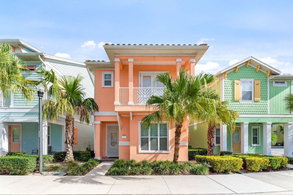Parrot Paradise Escape for 8 — 4-Star Luxury Hotel in Kissimmee, United States