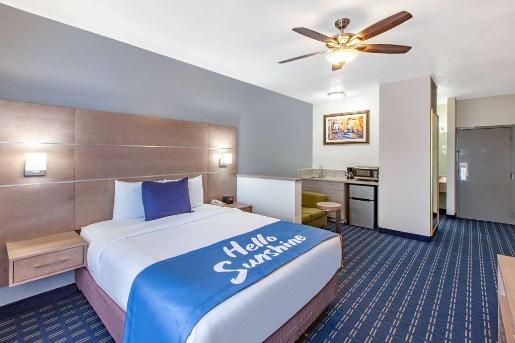 Days Inn & Suites by Wyndham Webster NASA ClearLake Houston - photo 20