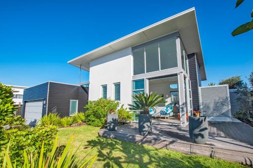 Beachy on Bream Ruakākā Holiday Home — 4-Star Luxury Hotel in Ruakaka, New Zealand
