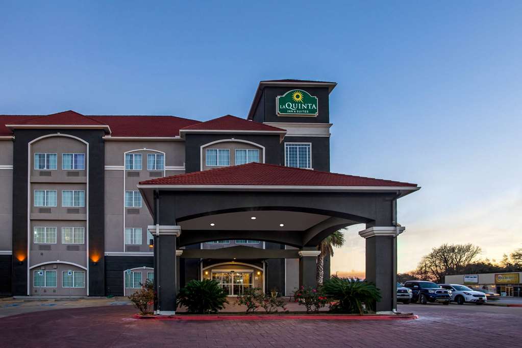 La Quinta Inn & Suites by Wyndham Columbus TX - photo 5