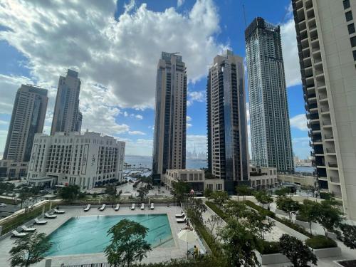 3BR Haven with Burj Views by MagnoliasVHR — 4-Star Luxury Hotel in Dubai, United Arab Emirates