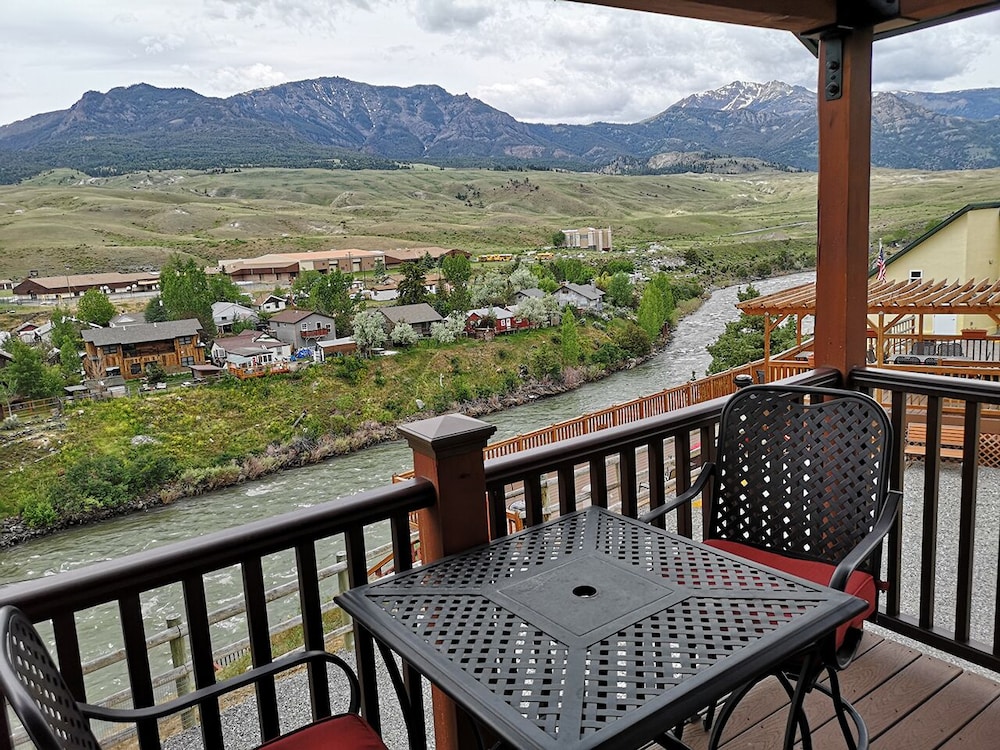 Yellowstone Riverside Cottages - photo 50
