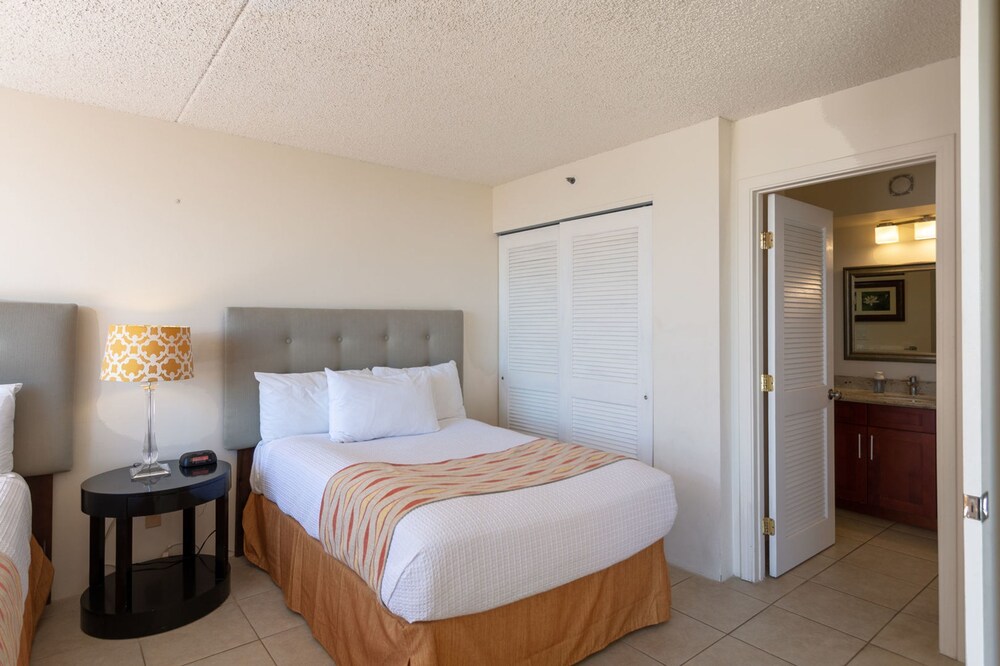 Waikiki Banyan Ocean View Tower 2 Suite 2310 - photo 5