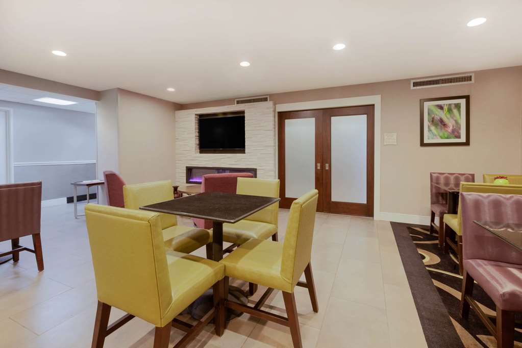 La Quinta Inn & Suites by Wyndham Detroit Utica - photo 9