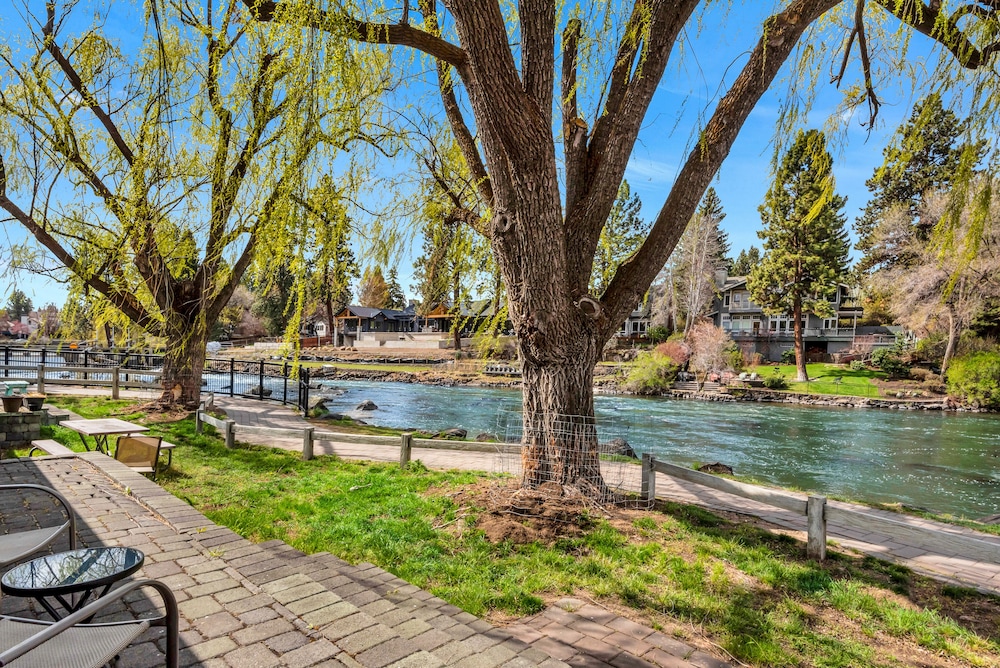 Bend Riverside Inn & Suites - photo 316