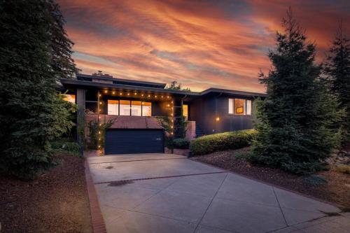 Old World Charm W Dry Sauna & Water Front Dock in Stockton, United States