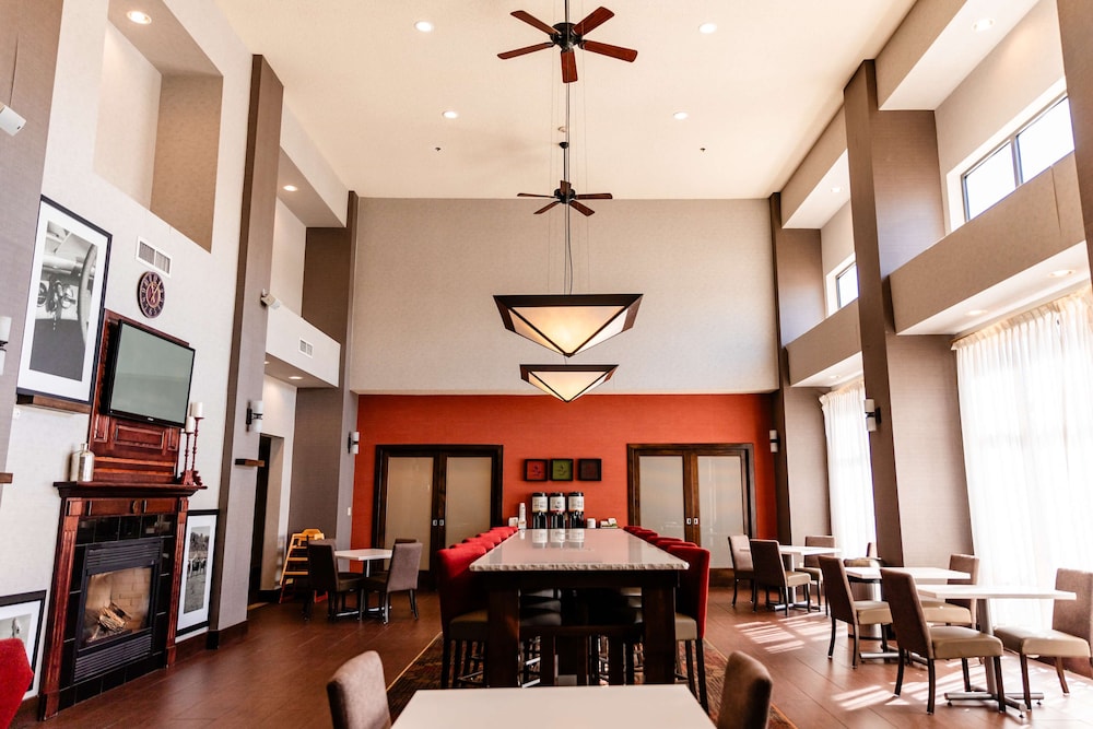 Hampton Inn & Suites Scottsbluff Conference Center - photo 2