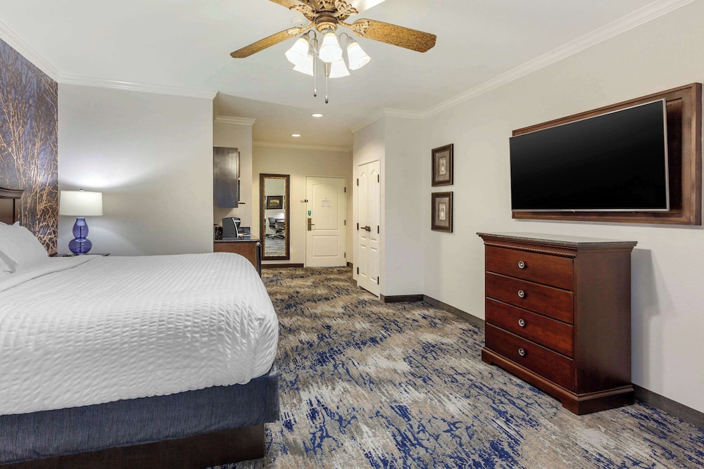 Clarion Pointe Sulphur Springs - photo 14