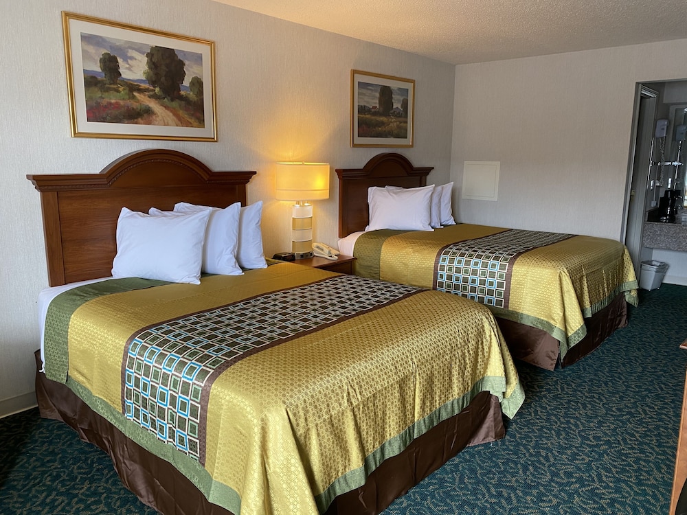 Harrisonville Inn & Suites - photo 11