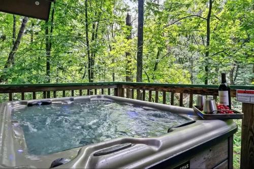 Cozy Cabin Sleeps 8 Close to Dollywood with Hot Tub Arcade Community Pool — 4-Star Luxury Hotel in Pigeon Forge, United States