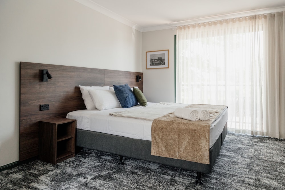 Wallaby Hotel — Mudgeeraba