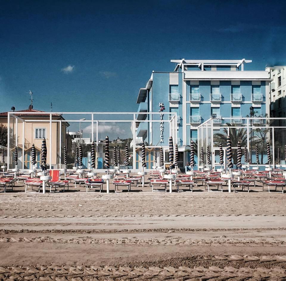 Hotel Dinarica — hotel in Marotta