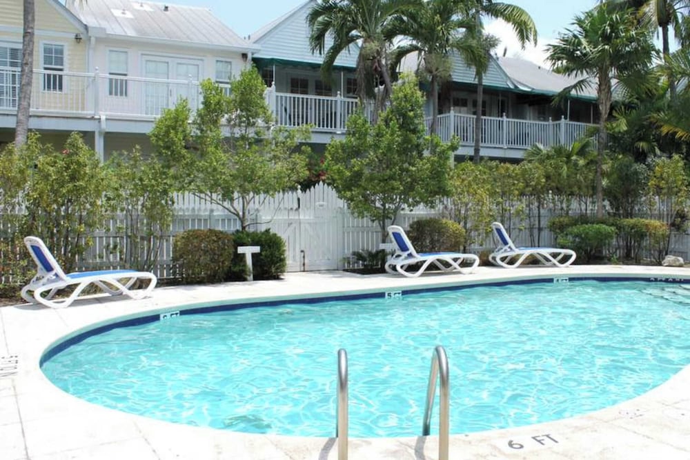 Bahamian Reed by Avantstay Walk to Everything w Community Pool Month Long Stays Only - photo 2