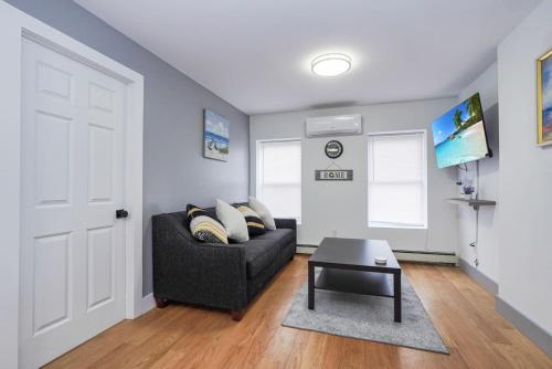 Stylish 3BR Home Near NYC in Perfect Location — 4-Star Luxury Hotel in Brooklyn, United States