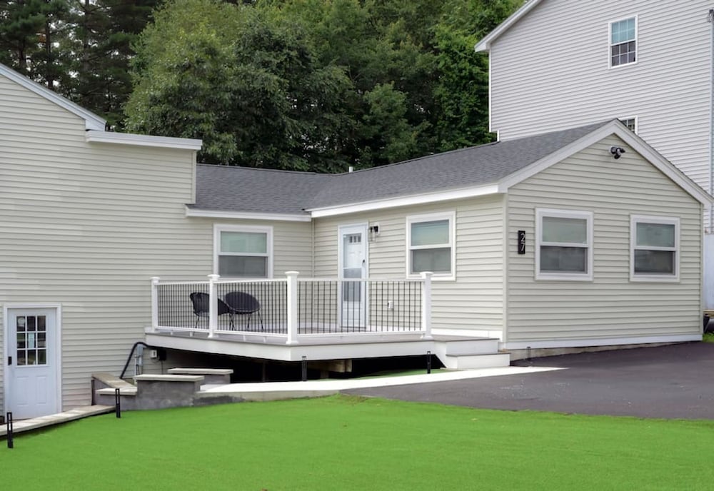 Lake Access 4 Bed 3 Bath Hot Tub — hotel in Billerica