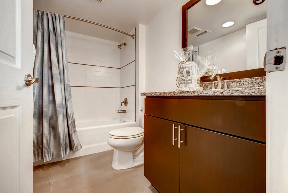 Global Luxury Suites at Tiverton Ave - photo 24