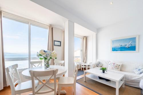 Fee4me Front Line Beach Flat in Caion — hotel in Laracha
