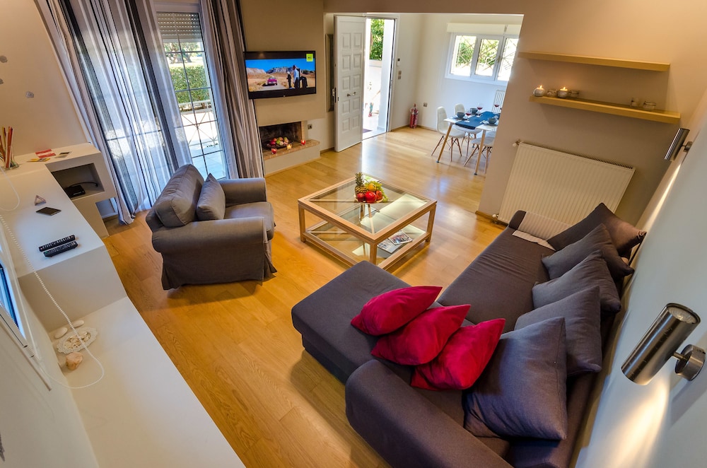 Glyfada Aquarius Big Garden Villa — 4-Star Luxury Hotel in Glyfada, Greece
