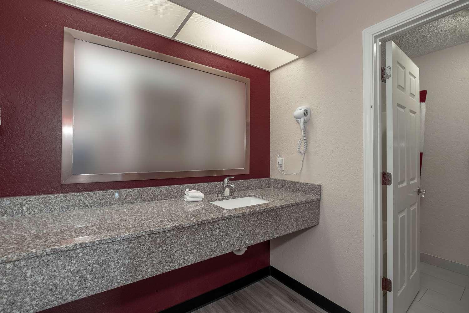 Red Roof Inn & Suites Pensacola NAS Corry - photo 4